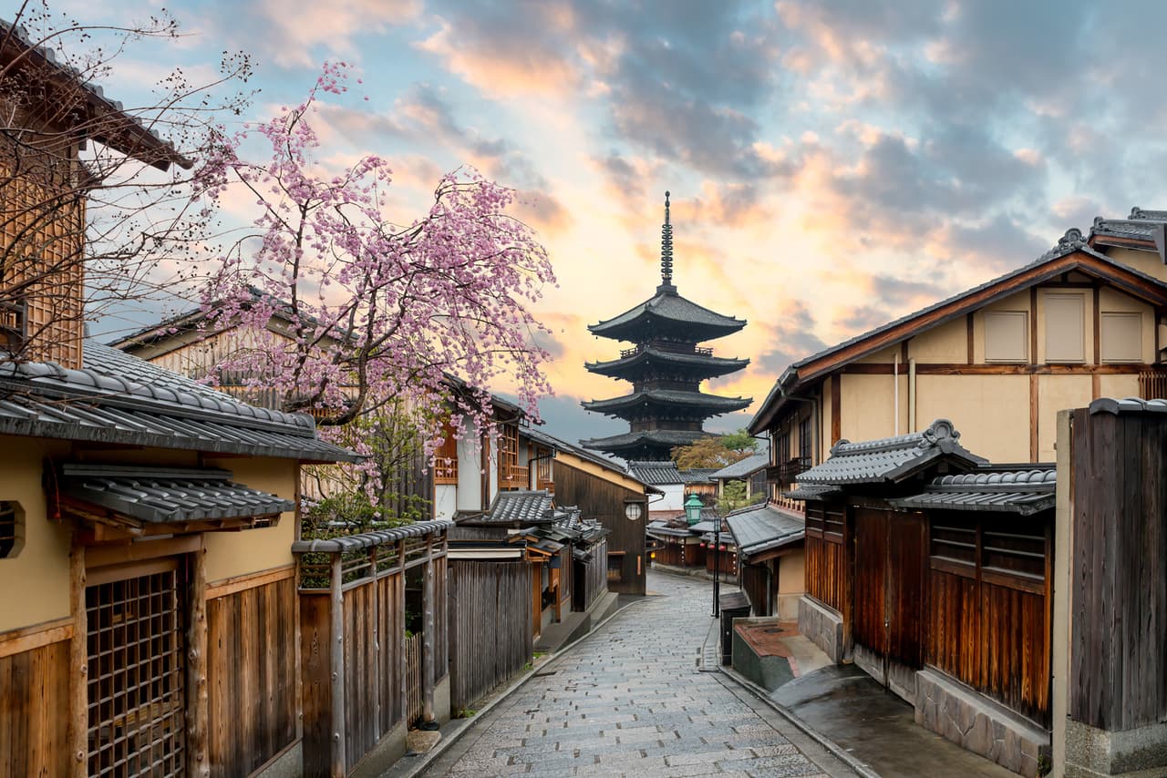 <b>Puesto 11. Japón</b>
<br>
<br>
<b>Sitios declarados Patrimonio de la Humanidad: 25</b>
<br>
<br>Monumentos históricos antiguos de Kyoto. De japón también figuran algunos importantes templos budistas, villas históricas y el monumento de la Paz de Hiroshima en la lista de Patrimonios de la Humanidad de la UNESCO.
<br>