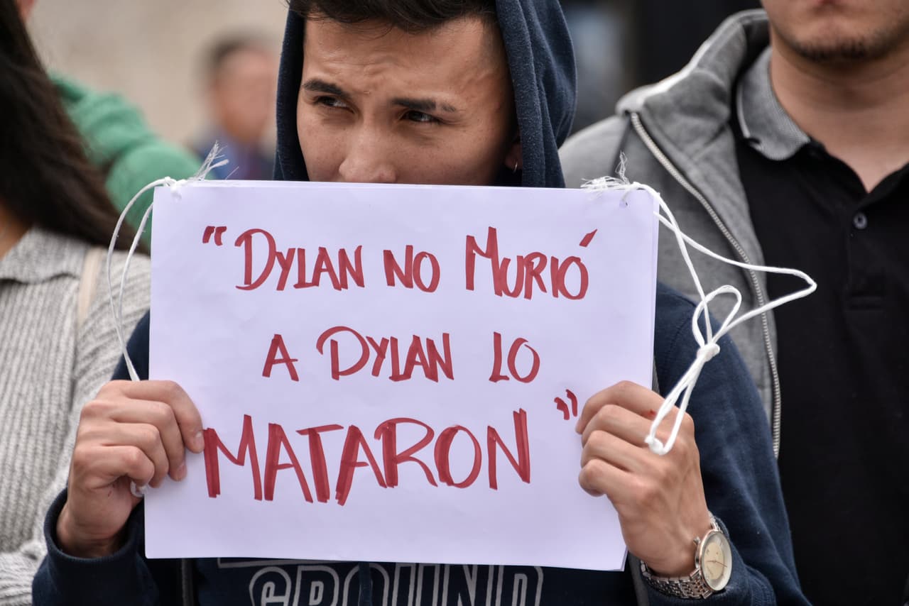 Uno de los pedidos de los jóvenes fue tener un mejor acceso a la educación. En una de esas manifestaciones murió el joven Dilan Cruz tras recibir un disparo en la cabeza de una escopeta calibre 12 como las que poseen las fuerzas del Escuadrón Móvil Antidisturbios (ESMAD). Dilan, de 18 años, falleció tras estar dos días hospitalizado. En la foto, un joven protesta con una pancarta que lee: 
<b>"Dilan no murió, a Dilan lo mataron"</b>.