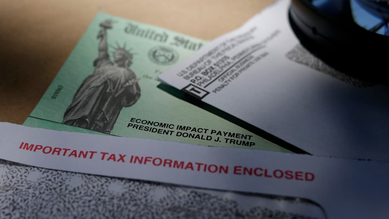 Lo que tienes que saber sobre los pagos que llegarán a 8 millones de estadounidenses vía tarjeta de débito
