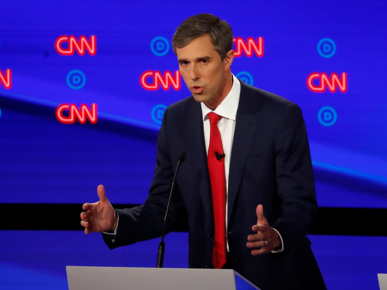 El exrepresentante por Texas, Beto O'Rourke, manifestó su desacuerdo con que la inmigración no autorizada debe ser despenalizada. Propuso que una vez que se libere a los 
<i>dreamers</i> del miedo a la deportación y se deje de procesar criminalmente a familias y niños por buscar asilo y refugio, espera "que las personas que lleguen acá sigan nuestra ley y nos reservamos el derecho de enjuiciarlos criminalmente".