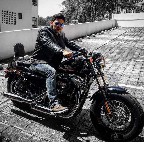 Le gusta la adrenalina y tiene esa motocicleta en donde le gusta sentir el aire en el rostro.