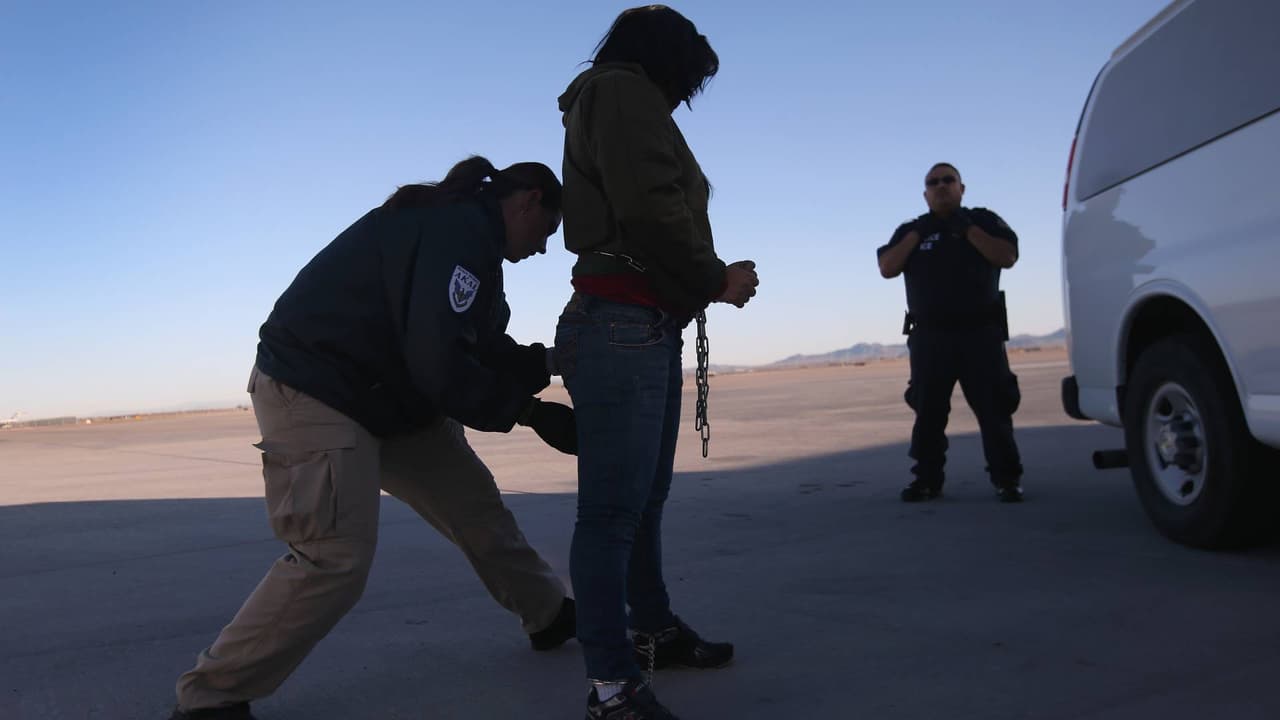 Jueza bloquea las deportaciones expeditas de inmigrantes con 'parole': resumen de las noticias del día