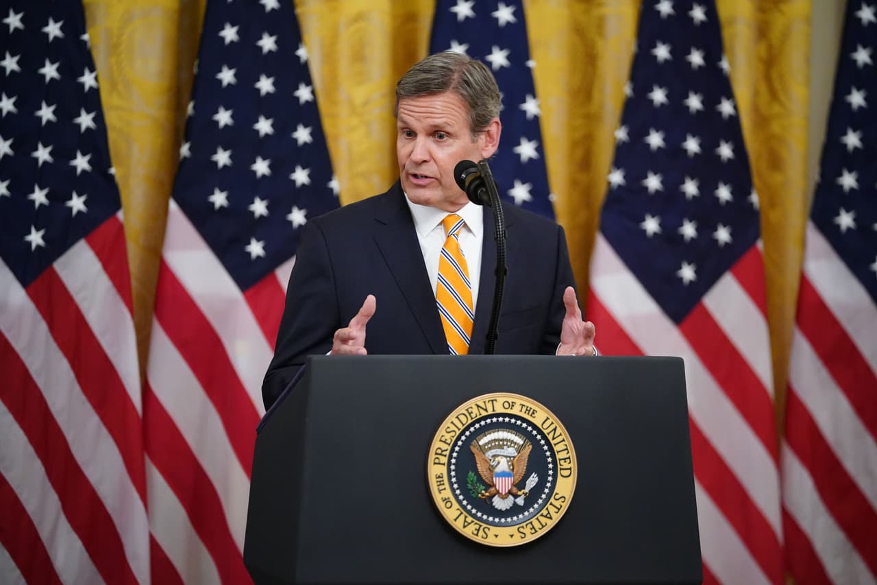 ✅ 
<b>Tennessee |</b> FEMA anunció el 22 de agosto que había dado luz verde a los fondos para el estado. En la imagen, su gobernador, el republicano Bill Lee, en un evento en Washington DC el 30 de abril pasado.
<br>