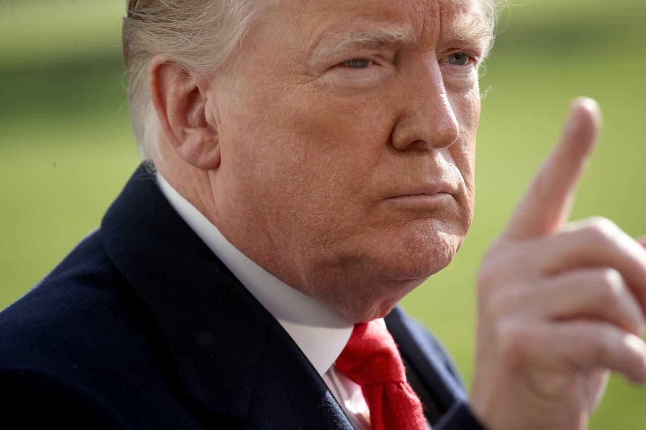 <b>Donald Trump: el presidente responde las preguntas de la fiscalía especial. </b>De acuerdo con 
<b><a href="https://edition.cnn.com/2018/11/28/politics/trump-mueller-answers-wikileaks-trump-tower/index.html">CNN</a></b> el presidente asegura en sus respuestas escritas a Mueller que Stone no le dijo nada sobre Wikileaks. Dijo que 
<a href="https://www.univision.com/noticias/politica/trump-admite-que-su-hijo-se-reunio-con-los-rusos-para-buscar-trapos-sucios-de-hillary-clinton"><u>tampoco sabía sobre la famosa reunión en la Torre Trump que su hijo Donald Jr, Manafort y su yerno Jared Kushner tuvieron en julio de 2016</u></a> con una abogada rusa para obtener datos 'sucios' sobre Clinton. Cohen, su abogado de larga data, señaló en noviembre de 2018 que la Organización Trump estaba negociando con gente del gobierno ruso para construir una Torre Trump en Moscú mientras Trump era candidato. Así, Trump quedó en el centro de la investigación del 'Rusiagate' porque ahora, todo indica que Mueller está escrutando sus acciones cuando era candidato y no solo las de sus allegados.