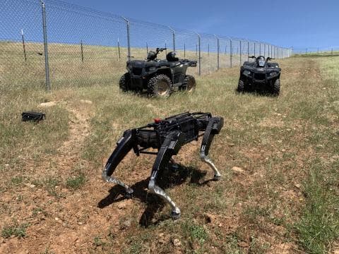 Los "perros robot" 
<b>pesan unas 100 libras (45 kilos), </b>están equipados con cámaras y cuentan con motores para desplegarse principalmente en el desértico suroeste del país, donde las temperaturas pueden alcanzar los 120 ºF (48.8 ºC).
