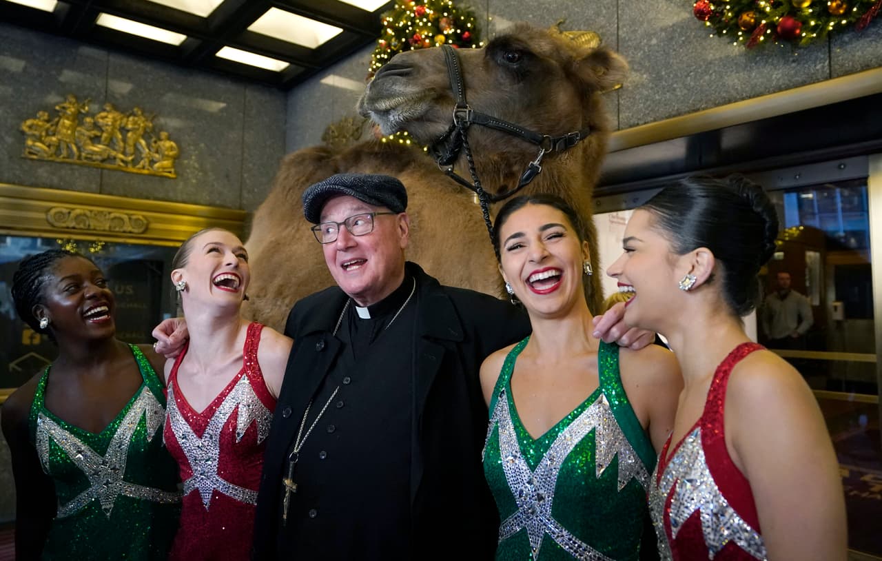 Además del camello, otros animales asociados con el Nacimiento también llegaron al icónico teatro para la sesión fotográfica. El Arzobispo de Nueva York, el Cardenal Timothy Dolan, estuvo presente junto con cuatro miembros de las famosas Rockettes.