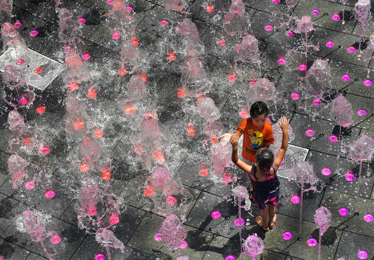 <b>Más cuidado con los niños</b>
<br>Con las altas temperaturas hay que estar más pendiente de los pequeños, nunca dejarlos solos en un vehículo y no exponerlos al sol directo sin protección, igual que proporcionarles suficiente hidratación.