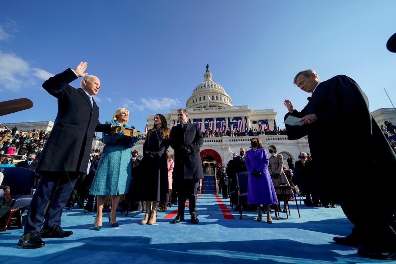 <b>La excepcional juramentación en medio de la pandemia</b>
<br>
<br>Con muy poco publicó y otras condiciones excepcionales por la pandemia, Biden fue juramentado el 20 de enero de 2021 como el presidente número 46 de Estados Unidos.
<br>
<br>Le esperaba el reto de las consecuencias del covid-19 y gobernar un país polarizado donde su contrincante nunca reconoció su derrota. La juramentación se realizó a solo días del
<a href="https://www.univision.com/noticias/politica/en-fotos-partidarios-de-trump-entran-a-la-fuerza-al-capitolio-de-estados-unidos-protesta-donald-trump-joe-biden-elecciones-2021-fotos"> <u>histórico asalto al Congreso</u></a>, donde un grupo de partidarios del expresidente intentó detener la confirmación de la victoria del demócrata.
<br>
<br>
<i><a href="https://www.univision.com/noticias/politica/juramentacion-biden-imagenes-fotos"><u>Mira aquí las fotografías de la toma de posesión de Joe Biden.</u></a></i>
<br>