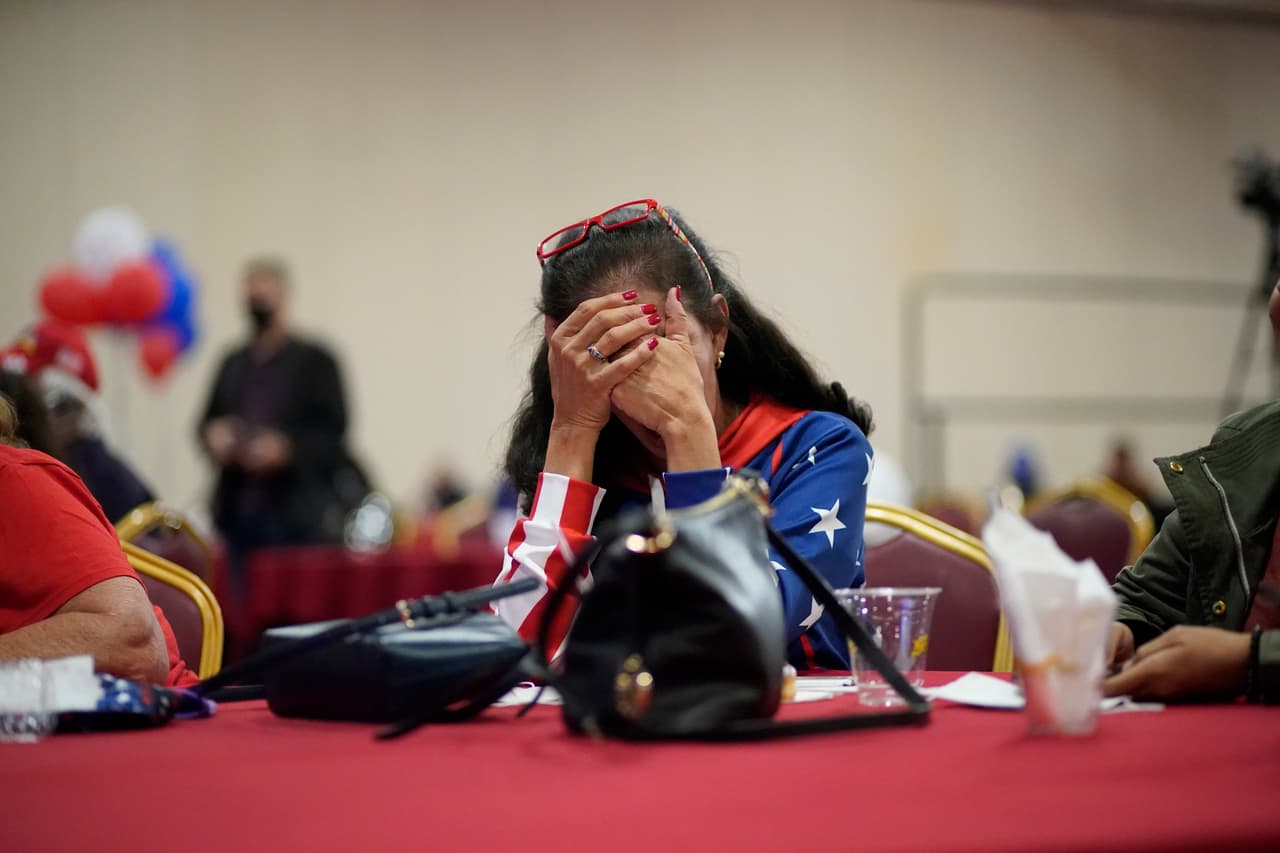 Una partidaria de Trump en una reunión en la noche electoral en Las Vegas, Nevada. La elección en este estado está favoreciendo a Joe Biden.