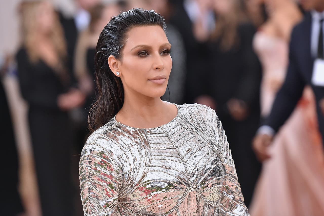 18. Kim se apuntó un 10 con su wet look, en ola hacia atrás, de nuevo con color natural y labios color carne, en el 
<a href="http://www.mirror.co.uk/3am/celebrity-news/kim-kardashian-looks-striking-silver-7884425">'Manus x Machina: Fashion in An Age of Technology'</a>, en el Museo Metropolitano de Arte en Nueva York en mayo del 2016.