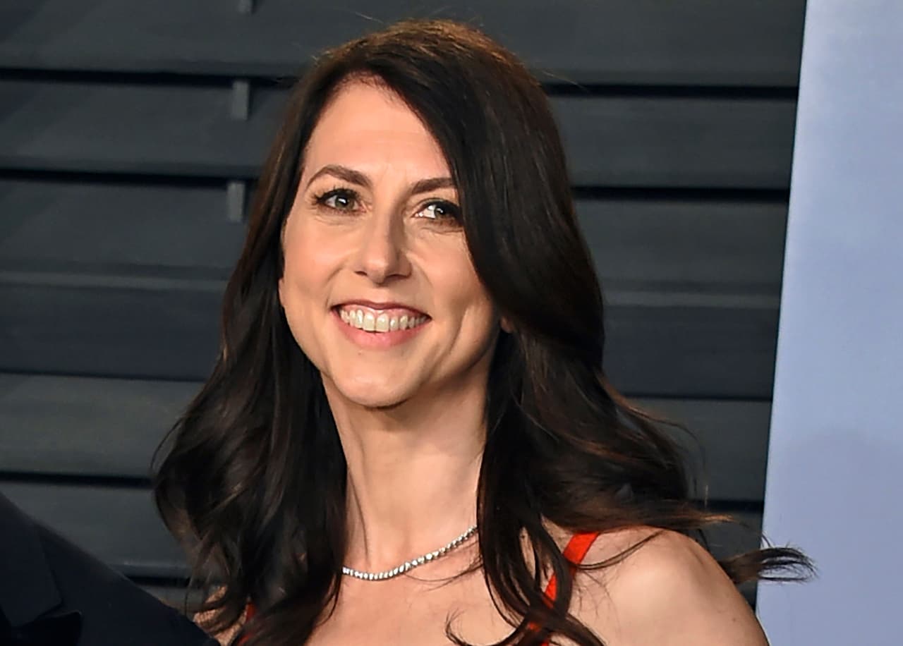 <b>MacKenzie Scott</b> — novelista y filántropa estadounidense.
<br>
<br>En 2006, Scott ganó un American Book Award por su primera novela de 2005, The Testing of Luther Albright. Su segunda novela, Traps, se publicó en 2013. Ha sido directora ejecutiva de Bystander Revolution, una organización contra el acoso escolar, desde que la fundó en 2014. Posee un 4% de acciones de Amazon, empresa d esu exesposo, Jeff Bezos.