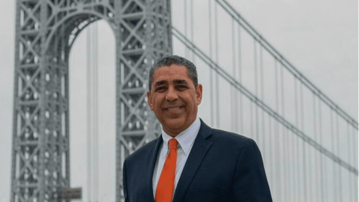 "Extendiendo mis más sinceras felicitaciones al presidente electo Joe Biden y la vicepresidente electa Kamala Harris. Este es un nuevo día en América, uno lleno de esperanza, promesa y oportunidad", tuiteó el congresista Adriano Espaillat, a quien se le vio celebrando con los neoyorquinos justo después de la victoria en el Alto Manhattan.