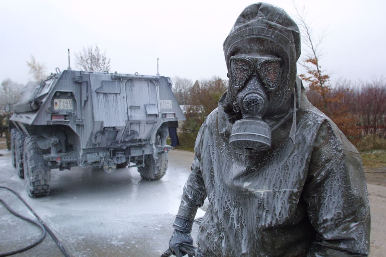 <b>¿Qué tipo de armas biológicas hay?</b>
<br>Aunque el 
<a href="http://sites.middlebury.edu/bioweapons/types-of-bioweapons/">Centro de Control y Prevención de Enfermedades</a> (CDC por sus siglas en inglés) ha enlistado 35 agentes como potenciales armas biológicas, las ha categorizado en tres campos considerando los de la categoría A los verdaderamente peligrosos. En esta categoría se encuentra el ébola, la tularemia, el 
<a href="https://www.ncbi.nlm.nih.gov/pmc/articles/PMC3028942/">botulismo</a>, y los virus de fiebres hemorrágicas. Encabeza la lista 
<a href="https://web.stanford.edu/group/sjir/3.2.02_ajayi.html"><b>la viruela </b></a> debido a su carácter contagioso, y el ántrax, enfermedad con la que efectivamente se han registrado ataques.