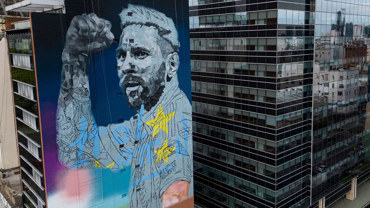 Un mural que representa a la leyenda del fútbol Lionel Messi, obra del artista Martin Ron, adorna un edificio en la avenida 9 de Julio en Buenos Aires, Argentina, el sábado 18 de noviembre de 2023.