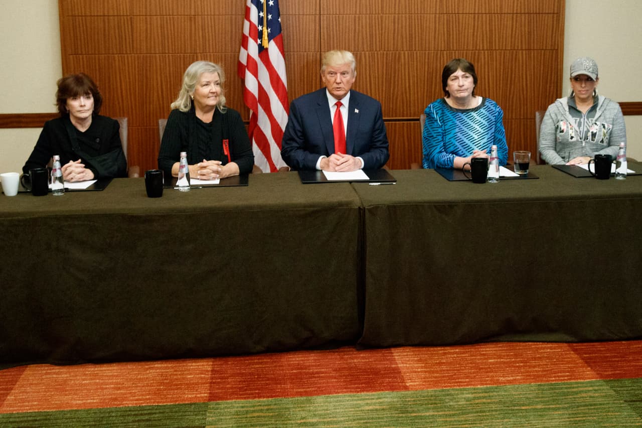 <b>Todas contra Bill.</b> El candidato republicano se presentó en un hotel de St. Louis con 
<b><a href="http://www.univision.com/noticias/elecciones-2016/estas-son-las-mujeres-que-trump-ha-reunido-para-acusar-a-bill-clinton-de-abusos-sexuales">tres mujeres que denunciaron agresiones sexuales de Bill Clinton:</a></b> Kathleen Willey, Paula Jones y Juanita Broaddrick. En la comparecencia también estaba Kathy Shelton, que acusa a Hillary Clinton de defender a su supuesto violador. Todo esto horas antes del segundo debate presidencial. 7 de octubre de 2016.