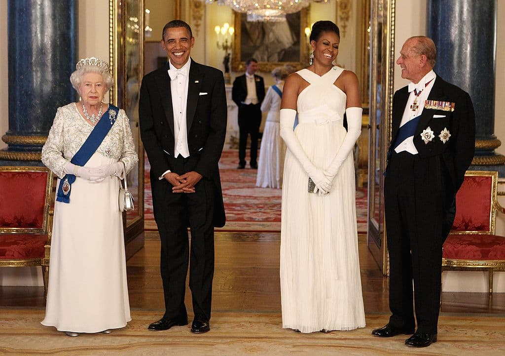 Isabel II ha sido parte en la consolidación de la “relación especial” entre Londres y Washington. La reina se ha entrevistado con todos los presidentes estadounidenses desde Dwight Eisenhower. La única excepción fue Lyndon Johnson (1963-1969). En mayo de 2011 recibió a Barack Obama y su esposa Michelle, quienes estaban de visita de Estado.