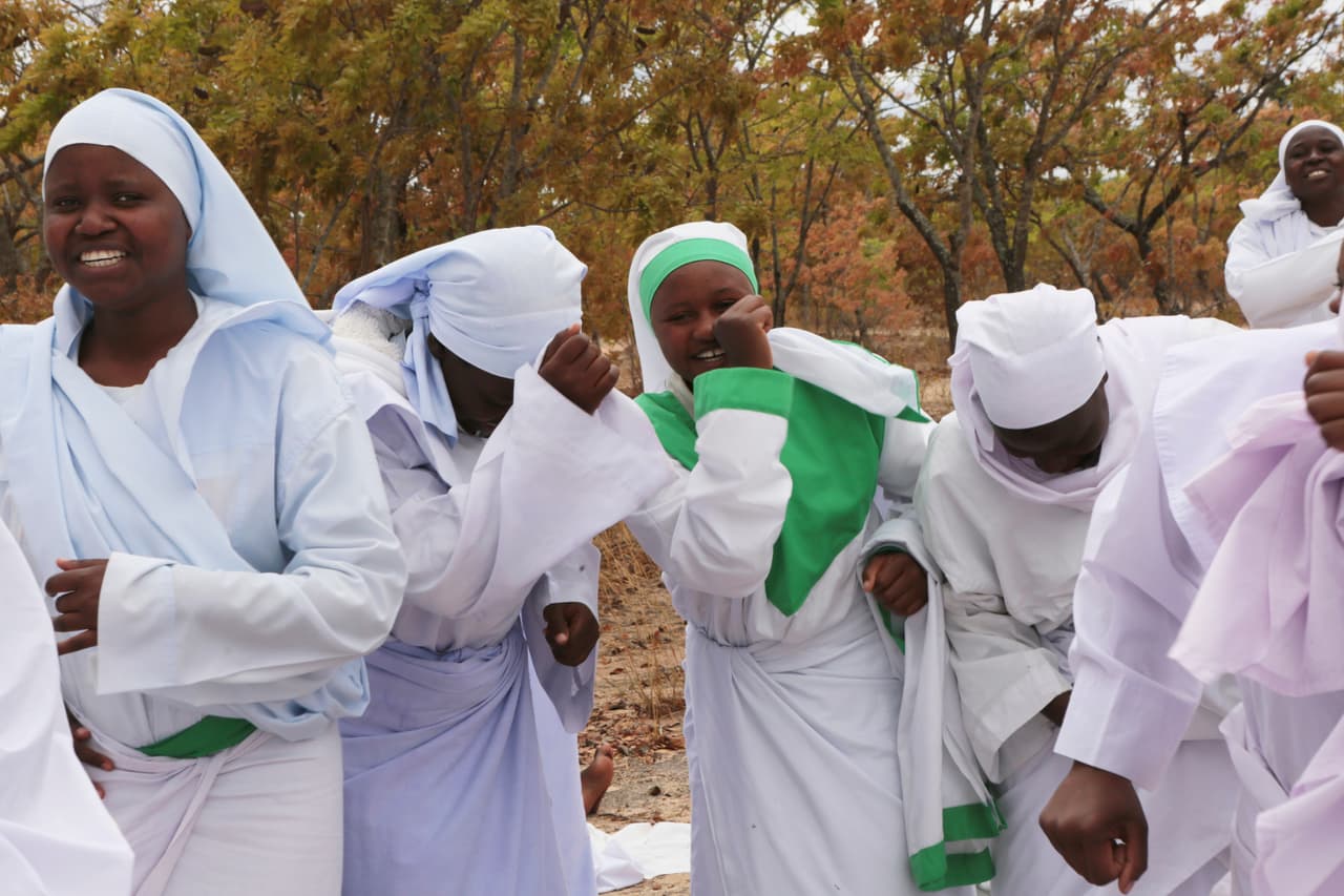 El líder de la congregación apostólica, Kudzanayi Mudzoki, tuvo que trabajar duro para persuadir a su feligresía de que se quedara y escuchara a Binda hablar sobre las 
<a href="https://www.univision.com/temas/vacunas">vacunas</a>. “Por lo general, huyen”, dijo a la agencia AP. En la imagen, algunas de las asistentes. Más del 80% de los zimbabuenses se identifican como cristianos, según la agencia nacional de estadísticas.