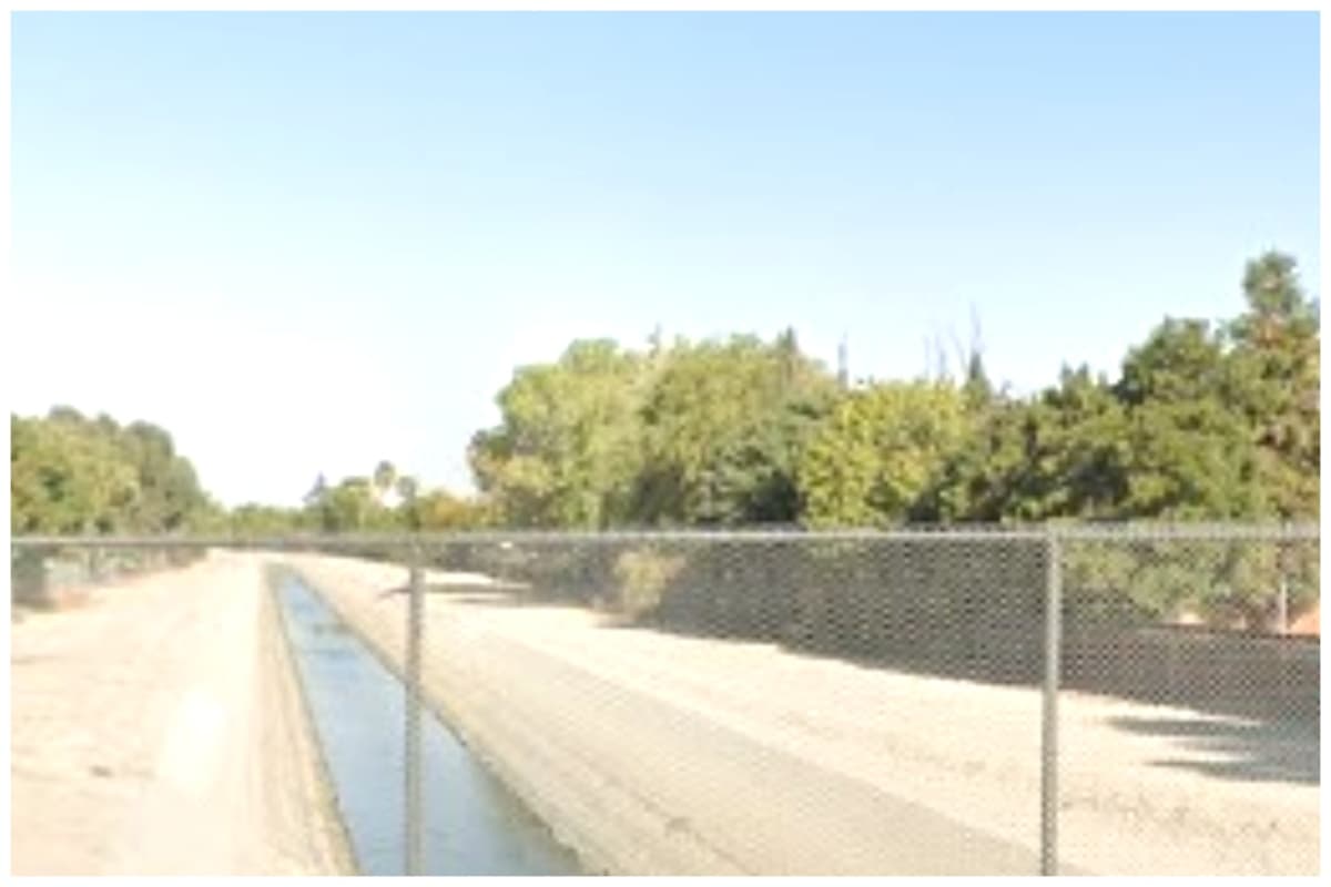 El ladrón se aventó al canal de agua que pasa por debajo de la carretera. Nadó, nadó y nadó hasta pasar del otro lado.