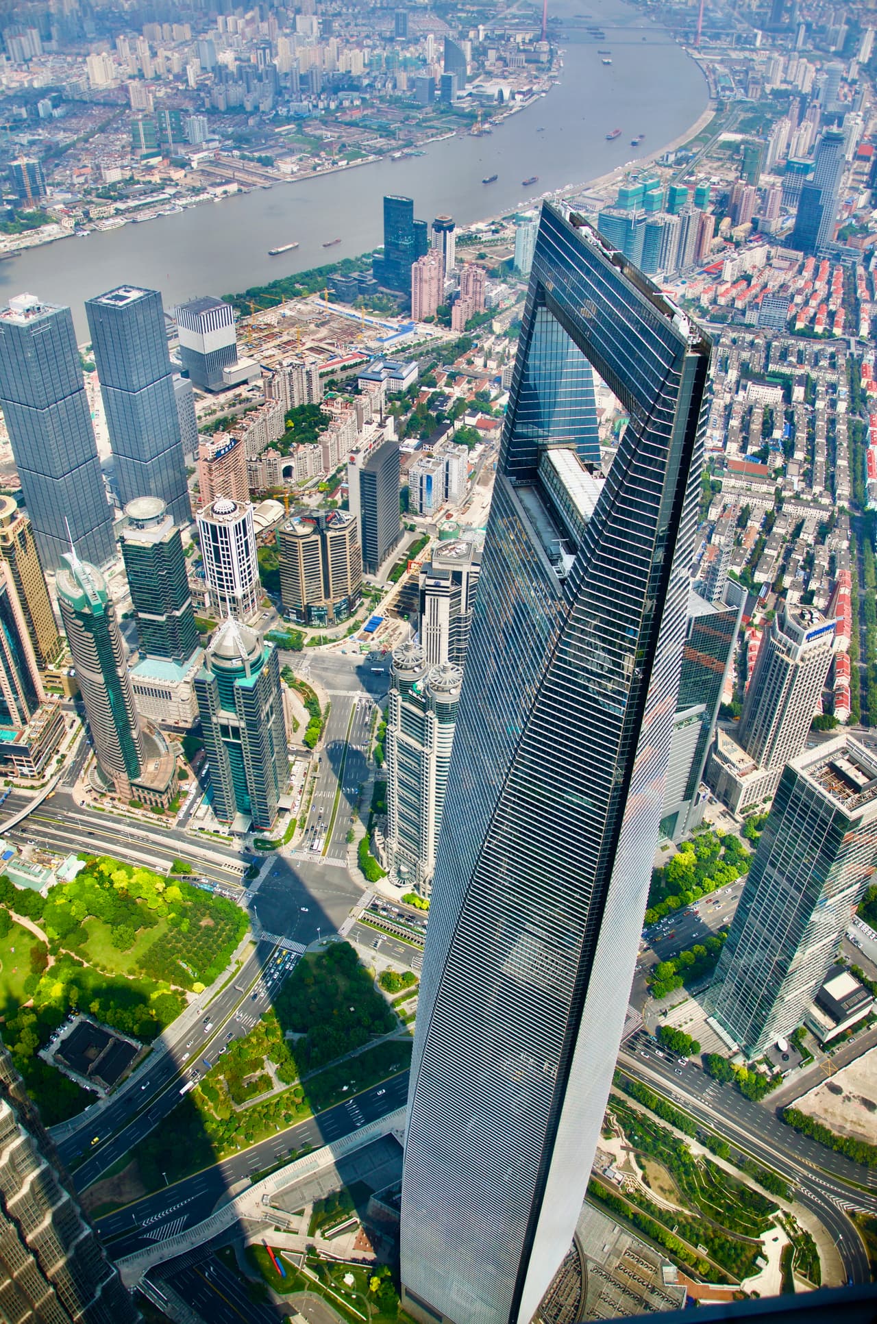 <b>Puesto 11. Shanghai World Financial Center, Shanghai, China. </b>Esta estructura tiene 1,614 pies de altura (492 metros) y 101 pisos. Fue completado en 2008 y alberga un hotel y oficinas.
