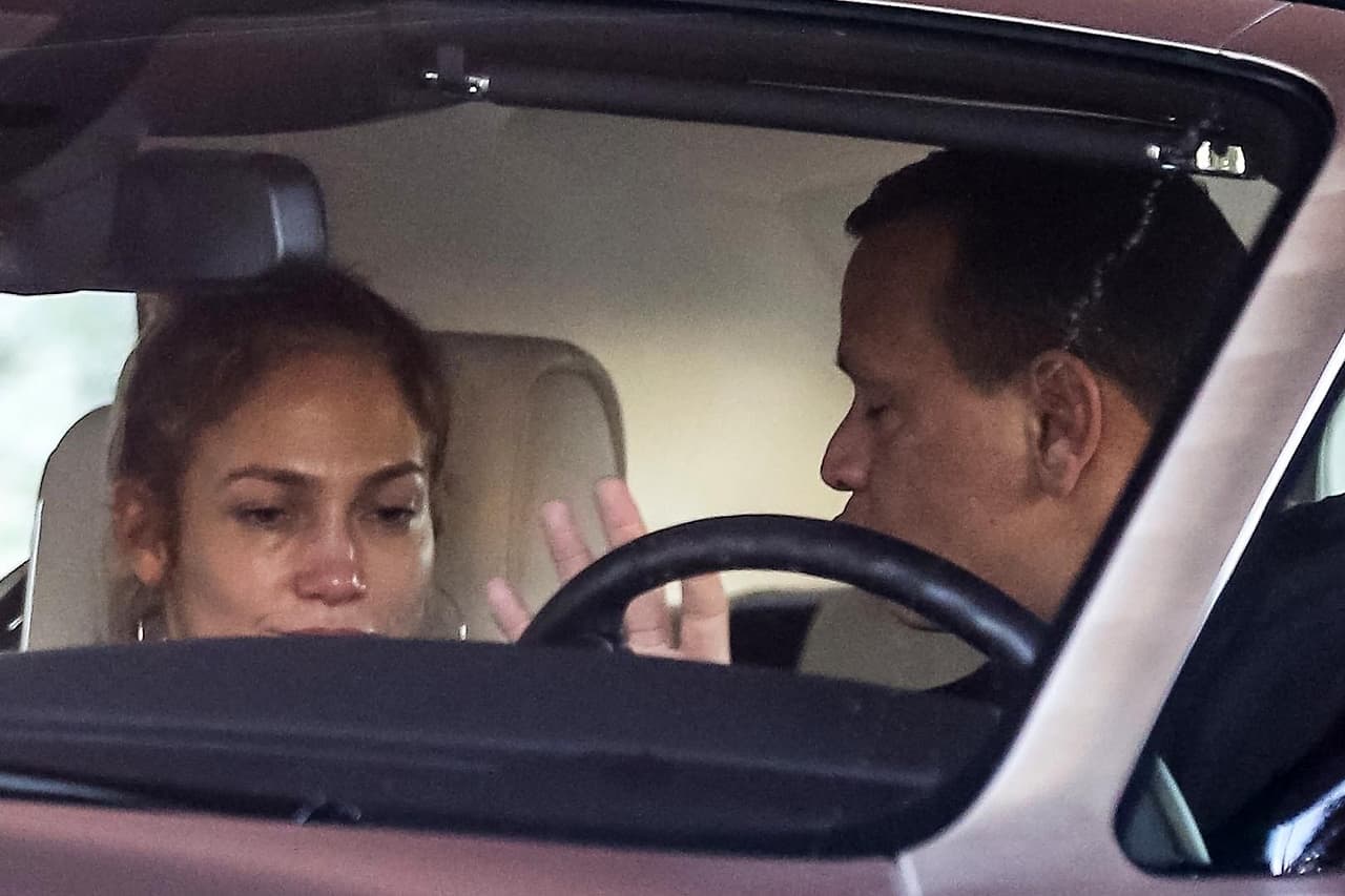En enero de 2020 se difundieron unas imágenes que mostraban a JLo llorando. De acuerdo con los reportes, la pareja fue sorprendida al llegar al gimnasio en West Hollywood en un auto manejado por él, en donde permanecieron mientras aparentemente intentaban arreglar las cosas.
