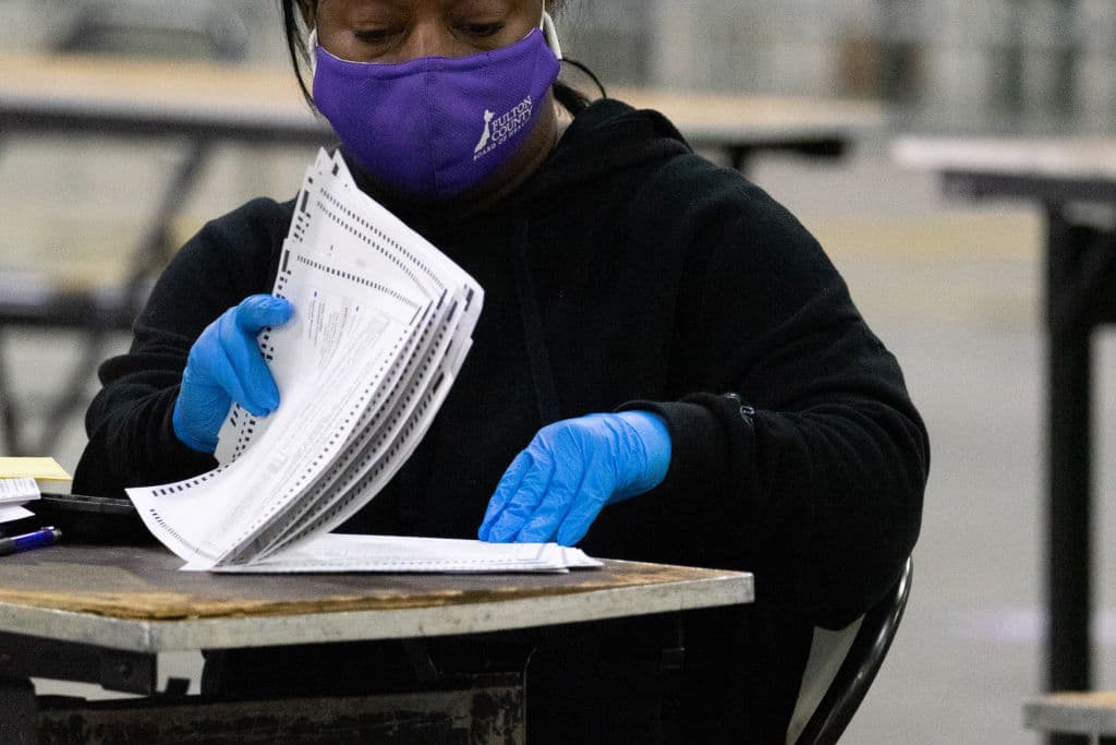 Una trabajadora electoral del condado de Fulton, Georgia, cuenta las papeletas.