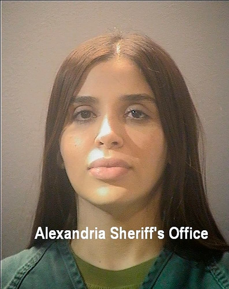 <b>El arresto de Emma Coronel, la esposa de ‘El Chapo’.</b>
<br>
<br>
<a href="https://www.univision.com/noticias/narcotrafico/asi-fue-como-emma-coronel-dejo-de-ser-la-cara-frivola-del-juicio-a-su-esposo-el-chapo"><u>Emma Coronel,</u></a> esposa del narcotraficante mexicano Joaquín
<a href="https://www.univision.com/noticias/narcotrafico/termina-el-juicio-del-siglo-el-chapo-guzman-es-condenado-a-pasar-el-resto-de-su-vida-en-una-prision-de-maxima-seguridad"> 'El Chapo' Guzmán Loera</a>, exlíder del
<a href="https://www.univision.com/temas/cartel-de-sinaloa"> Cartel de Sinaloa</a>, fue arrestada el 22 de febrero de 2021 en un aeropuerto de Virginia por cargos relacionados con su participación en el
<a href="https://www.univision.com/temas/narcotrafico"> narcotráfico</a> internacional. 
<br>
<br>El 30 de noviembre fue condenada a tres años de prisión en una corte de Washington DC por delitos ligados al tráfico de drogas ilegales. Aunque
<a href="https://www.univision.com/noticias/edicion-digital/al-menos-cuatro-anos-en-prision-y-una-millonaria-multa-lo-que-pide-eeuu-como-castigo-para-emma-coronel-video"> <u>la fiscalía solicitaba una condena de cuatro años</u></a>, la corte decidió dar 36 meses de prisión. 
<br>
<br>
<a href="https://www.univision.com/noticias/narcotrafico/la-vida-en-fotos-emma-coronel-esposa-chapo-guzman-fotos"><u>Vea aquí la vida en fotos de Emma Coronel, la esposa de El Chapo Guzmán</u></a>
<br>
