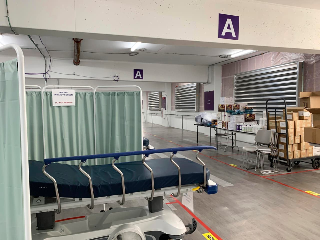 En Reno, Nevada, fue instalado una instalación temporal en el estacionamiento del hospital Renown Regional Medical Center debido al aumento de los casos (en Nevada superan los 127,000). Otros estados del medio oeste han sufrido un aumento exponencial de los contagios, como Wisconsin (supera los 358,000 casos y 3,000 muertos), Tennessee (más de 328,000 casos y 4,100 muertos) y Ohio (más de 326,000 casos y 5,890 muertos).