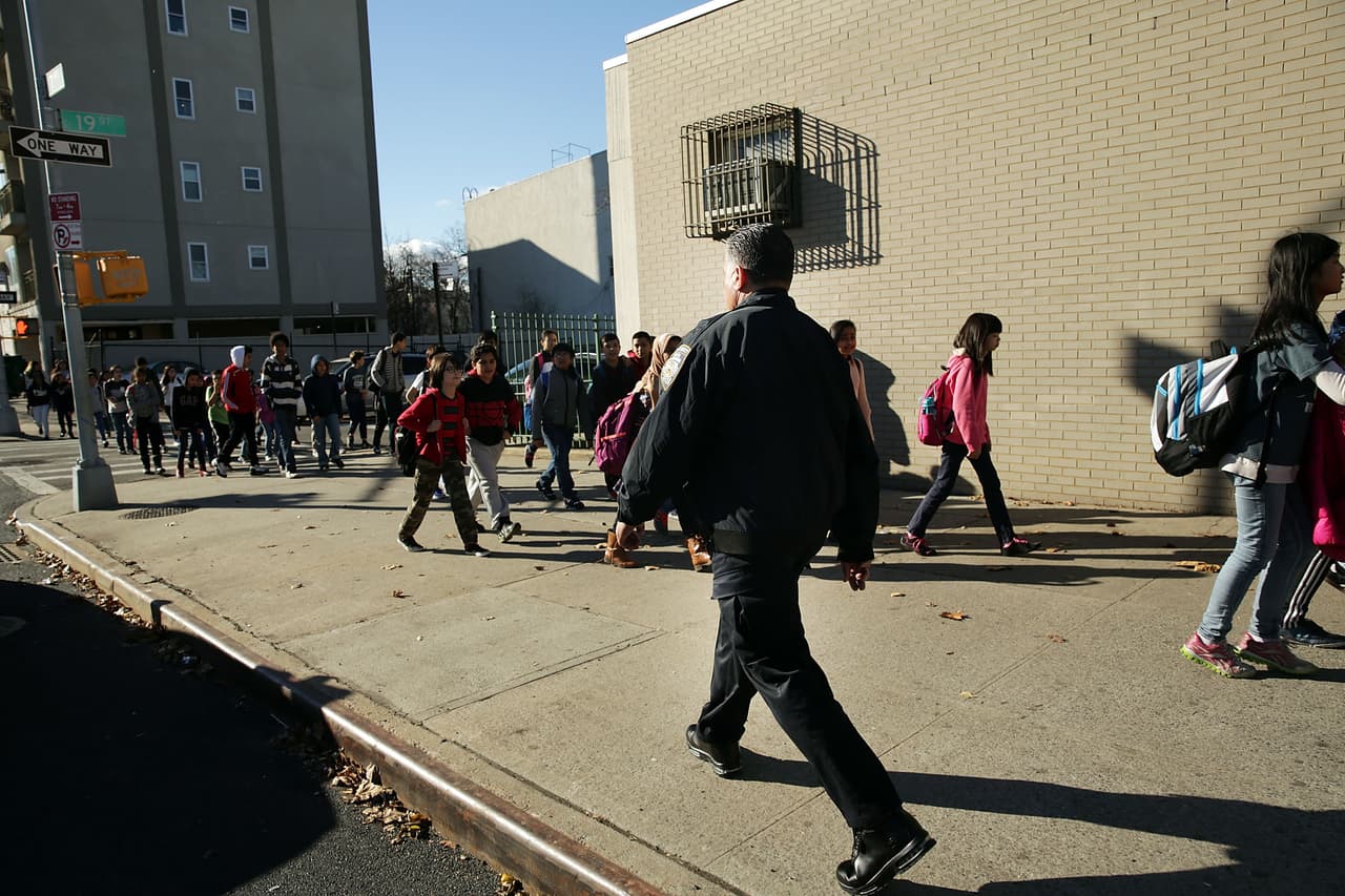 Gobierno federal advierte de que la Policía no debe estar imponiendo disciplina en las escuelas
