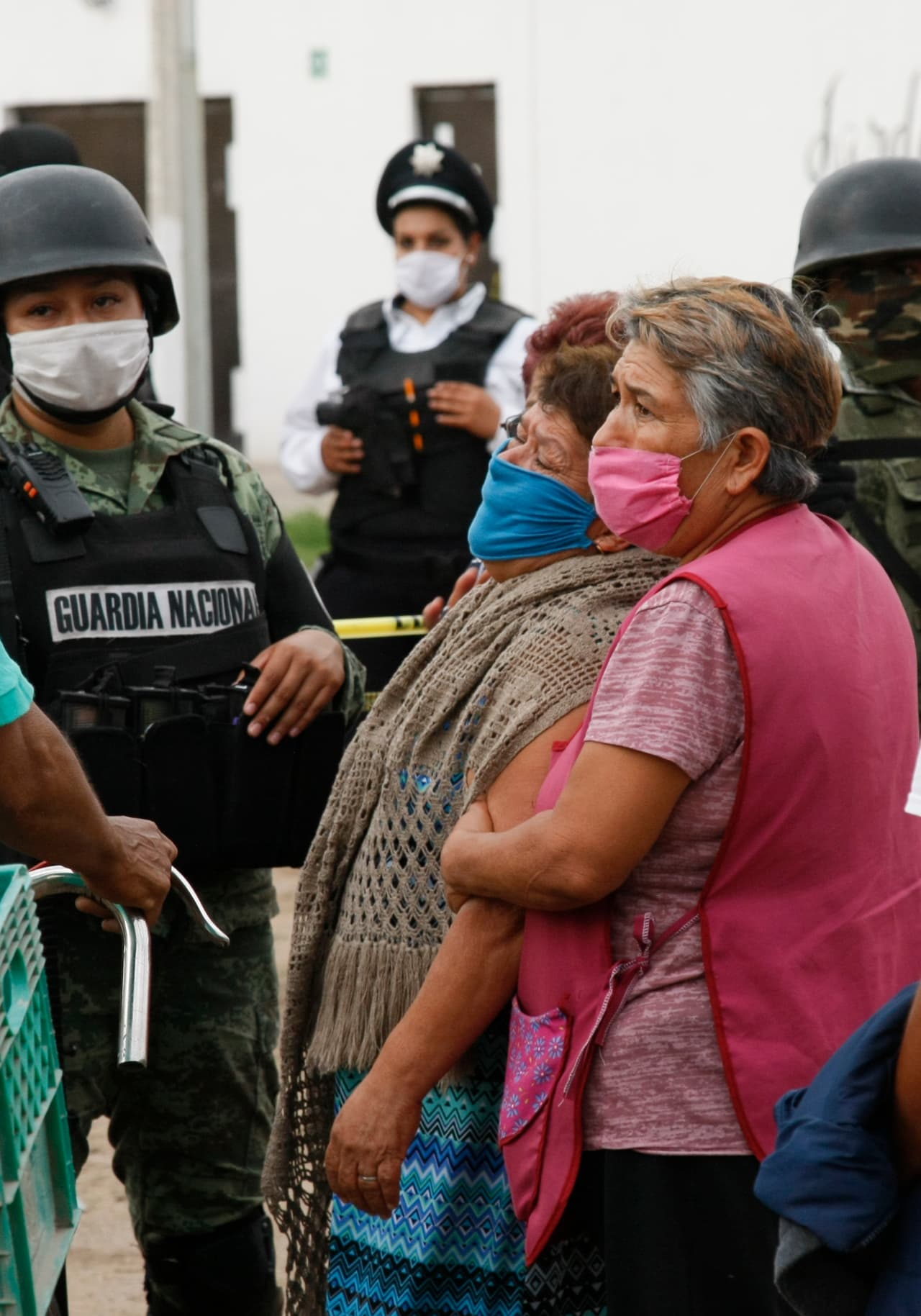 La madre de unos de los internos en este centro de rehabilitación de las drogas sin licencia recibe la fatal noticia de la muerte de su hijo.