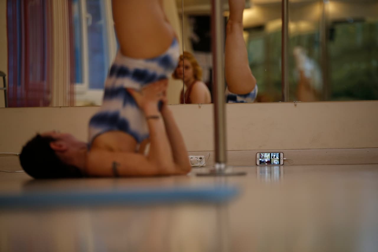 <b>Clases de pole dance.</b> Tuba Parlak, una instructora de pole dance en Estambul, Turquía, imparte una clases a sus alumnos a través de una videoconferencia. Las actividades deportivas en espacios interiores están suspendidas en este país desde marzo. 30 de abril.