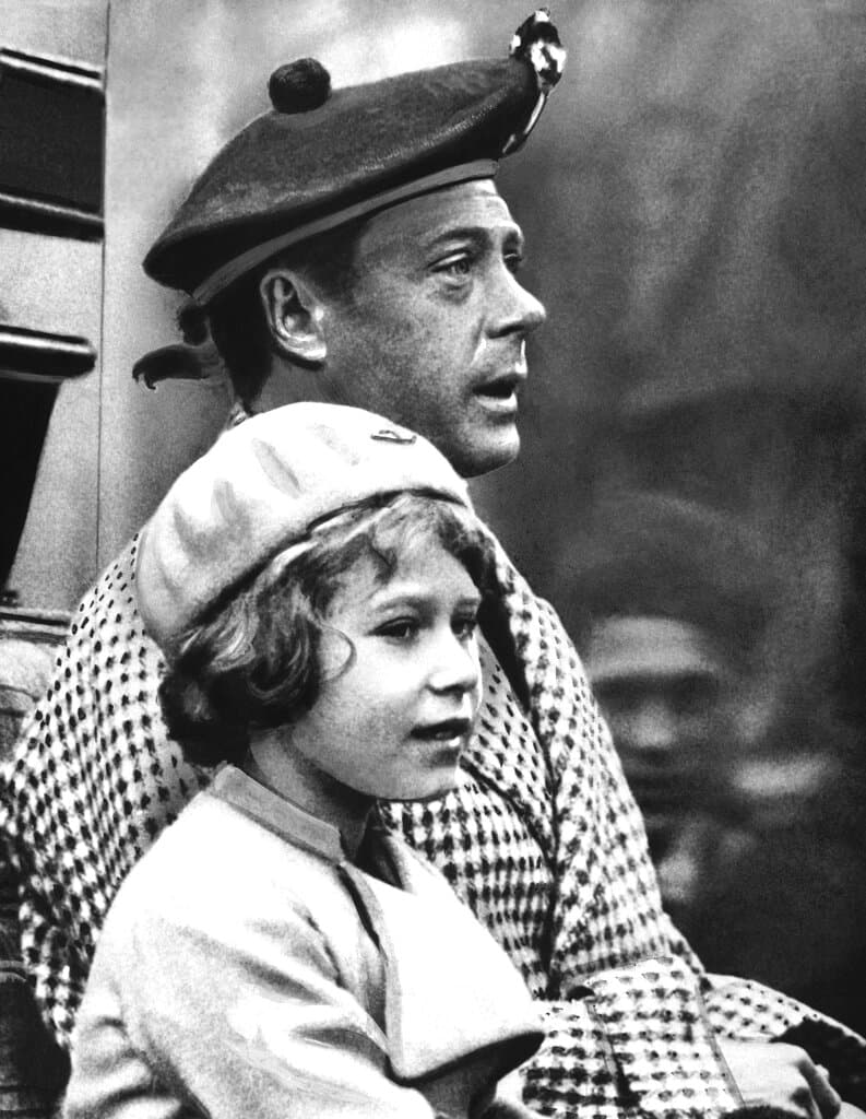 No estaba destinada a ser reina, pues ni su abuelo ni su padre eran primogénitos. Su abuelo, Jorge V, accedió al trono tras la muerte de su hermano mayor. Y su padre, Jorge VI, lo hizo tras la abdicación de su hermano Eduardo para casarse con Wallis Simpson, una estadounidense divorciada. En la foto, la pequeña Isabel María Alejandra en una visita a Balmoral en 1933, a los 7 años, junto a su tío Eduardo, entonces heredero al trono.
