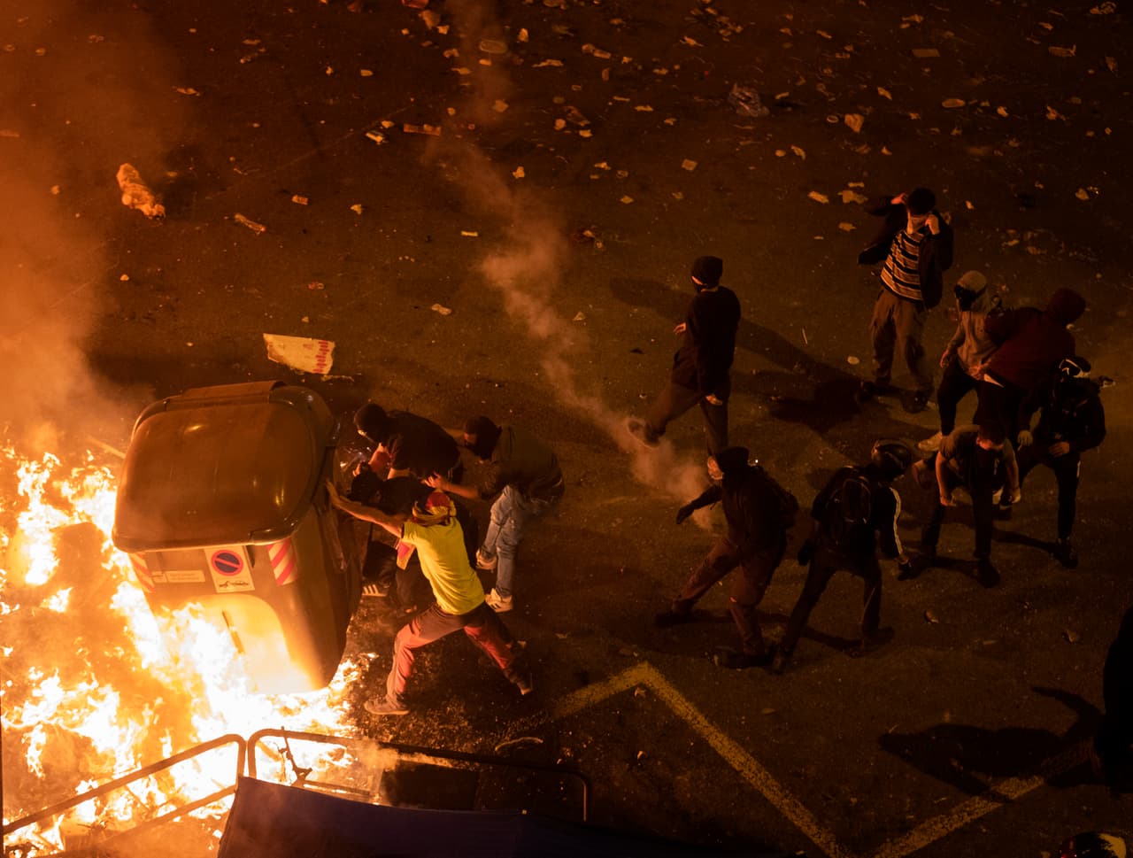 Tras varias noches con barricadas y hogueras, la tensión en las calles ha saltado a los políticos, a punto de entrar en campaña electoral para las cuartas elecciones en España en cuatro años, el próximo 10 de noviembre. La falta de entendimiento entre el gobierno central en funciones y el catalán parece el primer obstáculo a superar para lograr un diálogo que abra la puerta a una solución.