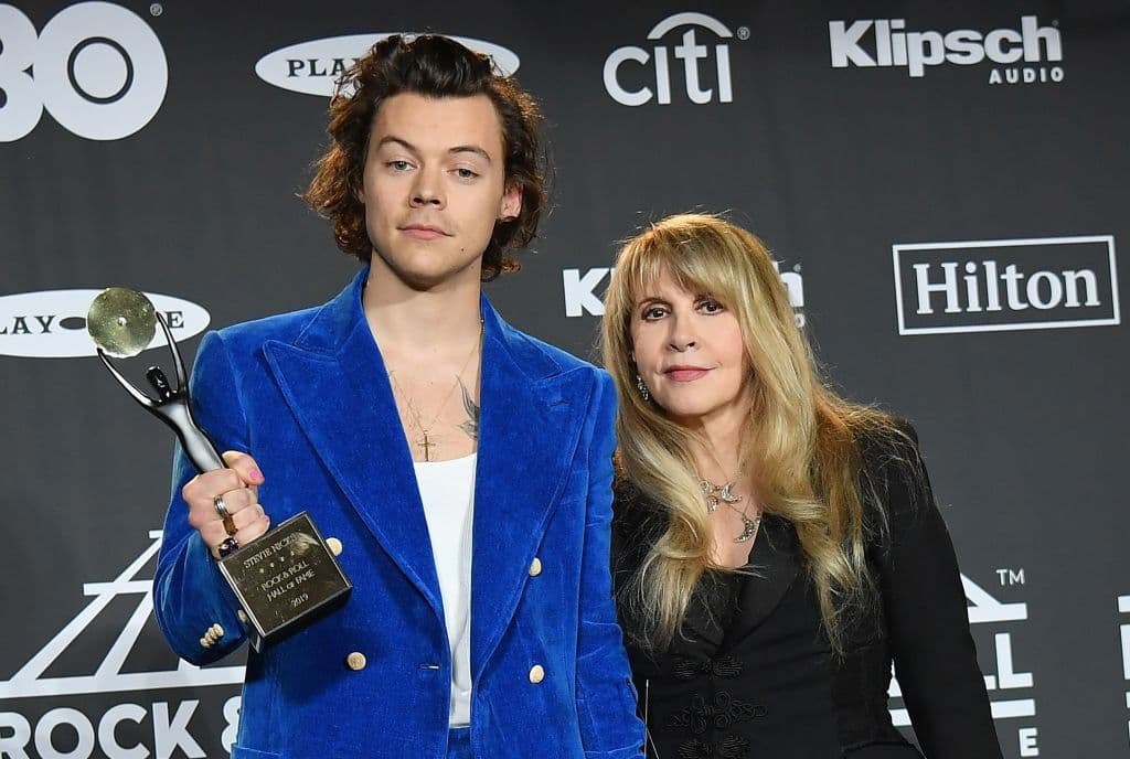Nicks, cantante y compositora y vocalista de Fleetwood Mac, es amiga cercana de Styles, tanto así que lo considera como el hijo que nunca tuvo.
