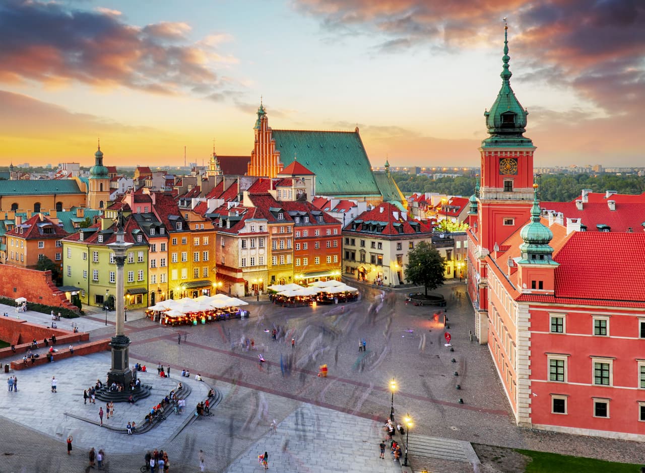<b>Polonia</b>
<br>
<br>El Pacto de Varsovia debe su nombre a que fue firmado en la capital de Polonia. Este país ingresó en la OTAN en 1999 y hoy tiene cerca de 38 millones de habitantes.
<br>
<br>Los países del llamado Bloque del Este estaban dirigidos por gobiernos comunistas, controlados directamente o muy influenciados por la Unión Soviética tras el final de la Segunda Guerra Mundial. 
<br>