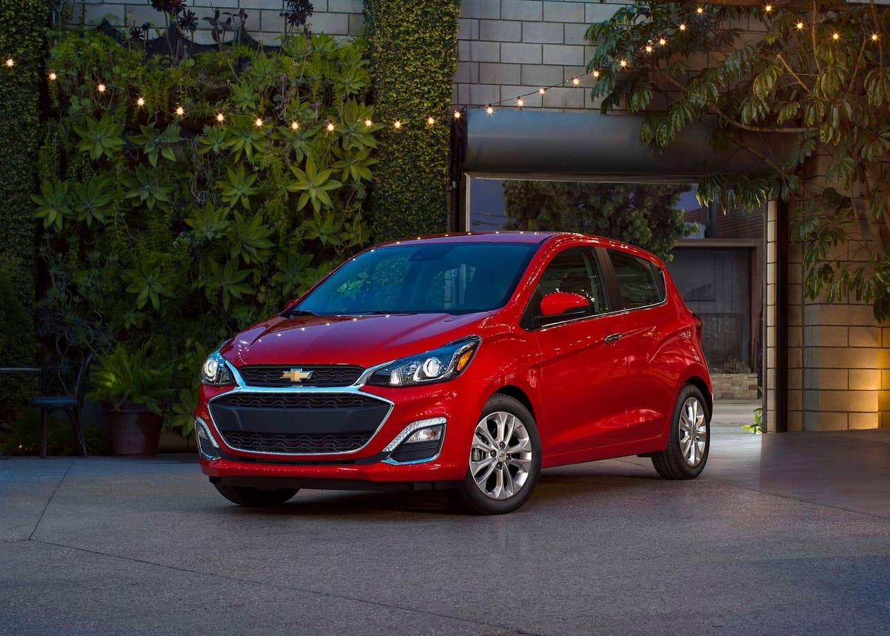 <h3 class="cms-H3-H3"><b>Chevrolet Spark – 33 mpg</b></h3>
<br>
<br>Además de ser uno de los carros más baratos del mercado, el Chevrolet Spark es también uno de los más eficientes en consumo de gasolina. Esto se debe a su pequeño motor de cuatro cilindros, capaz de producir 98 caballos de fuerza, y su transmisión CVT. El Spark registra un consumo de 30 mpg en ciudad, 38 mpg en carretera y 33 mpg en trayecto combinado. Además, cuenta con una autonomía de 297 millas por tanque. Su precio inicial es de $14,395. 
<br>