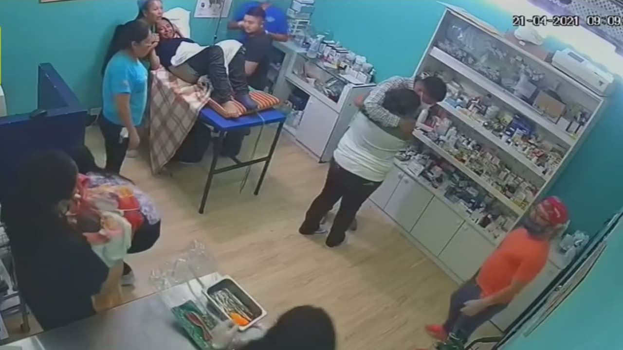 <b>En video: Bebé nació en una clínica veterinaria entre perros y gatos</b>
<br>
<br>El padre tuvo que detener su auto frente a la veterinaria para que su esposa fuera atendida. Una médico veterinaria atendió el parto sin ninguna experiencia en partos. La pareja ahora necesita ayuda para los gastos del pequeño. 
<b><a href="https://www.univision.com/shows/primer-impacto/ayuda-de-impacto-bebe-nacio-en-una-clinica-veterinaria" target="_blank">Si quiere saber cómo ayudar da clic aquí</a></b>.