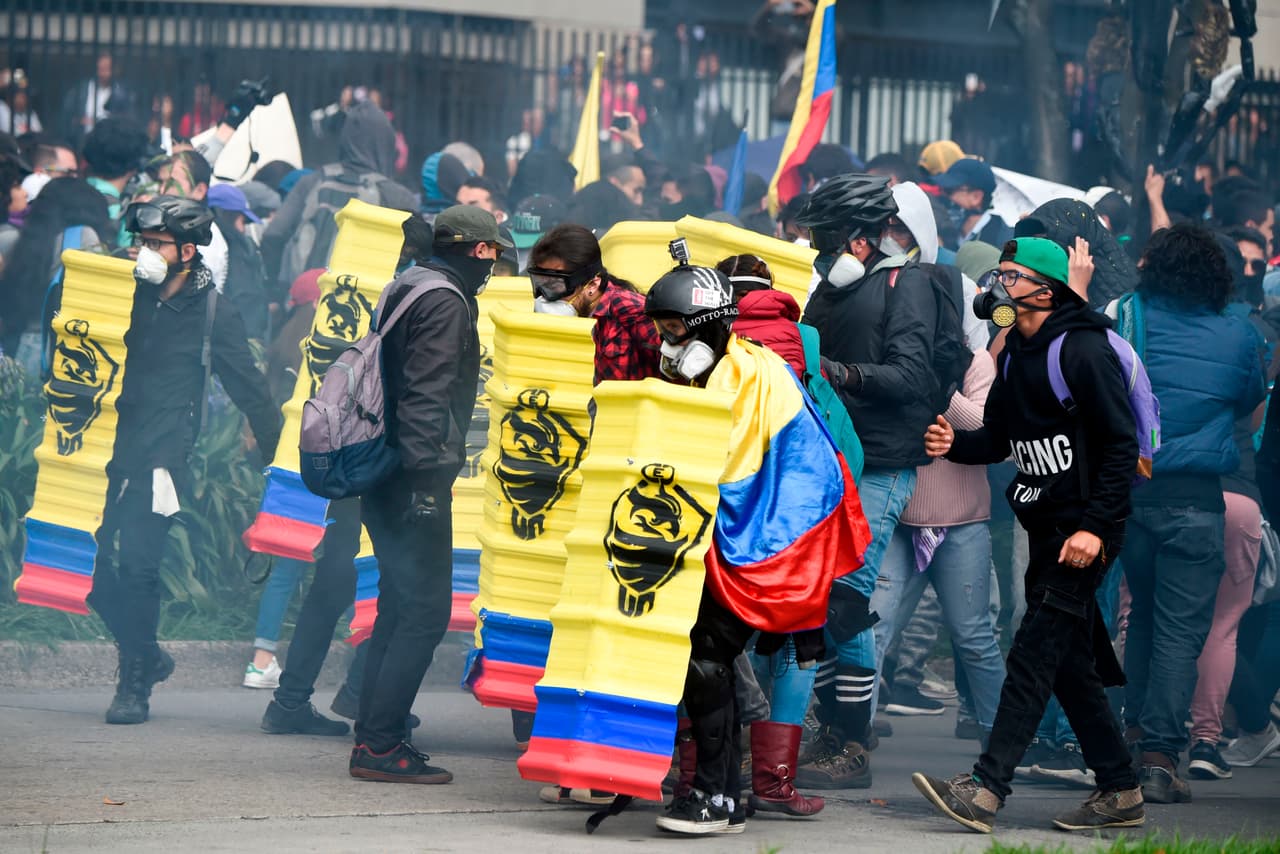 Las Fuerzas Militares y de Policía permanecen en máxima alerta, mientras que 24 extranjeros, la mayoría venezolanos, fueron expulsados de Colombia en las últimas semanas por la autoridad migratoria. Denunciaron que planeaban cometer actos de sabotaje en las marchas.