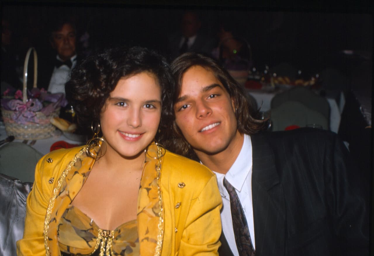 'La Vale' siguió haciendo teatro. Al año siguiente (1989), participó al lado de su madre, Angélica María, en la obra 'Mamá ama el rock', que era producida por Angélica Ortiz, su abuela y quien invitó a Ricky Martin a sumarse al elenco.