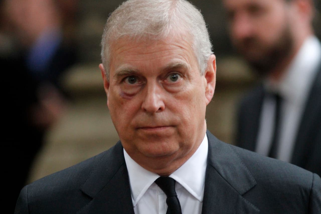 "(El príncipe) 
<b><a href="https://www.univision.com/famosos/el-principe-andrew-rompe-el-silencio-y-dice-que-le-fallo-a-la-familia-real-por-su-relacion-con-jeffrey-epstein-fotos" target="_blank">era un visitante frecuente</a></b>. Debe someterse a una entrevista. Deberían hablar de eso", agregó. 
<br>
