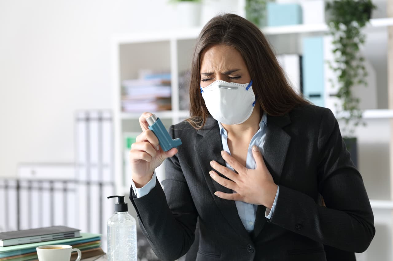 Este tipo de reacción alérgica casi siempre ocurre dentro de los 30 minutos posteriores a la vacunación. Afortunadamente, los proveedores de vacunación tienen medicamentos disponibles para tratar de manera efectiva e inmediata a los pacientes que experimentan anafilaxia después de la vacunación.
