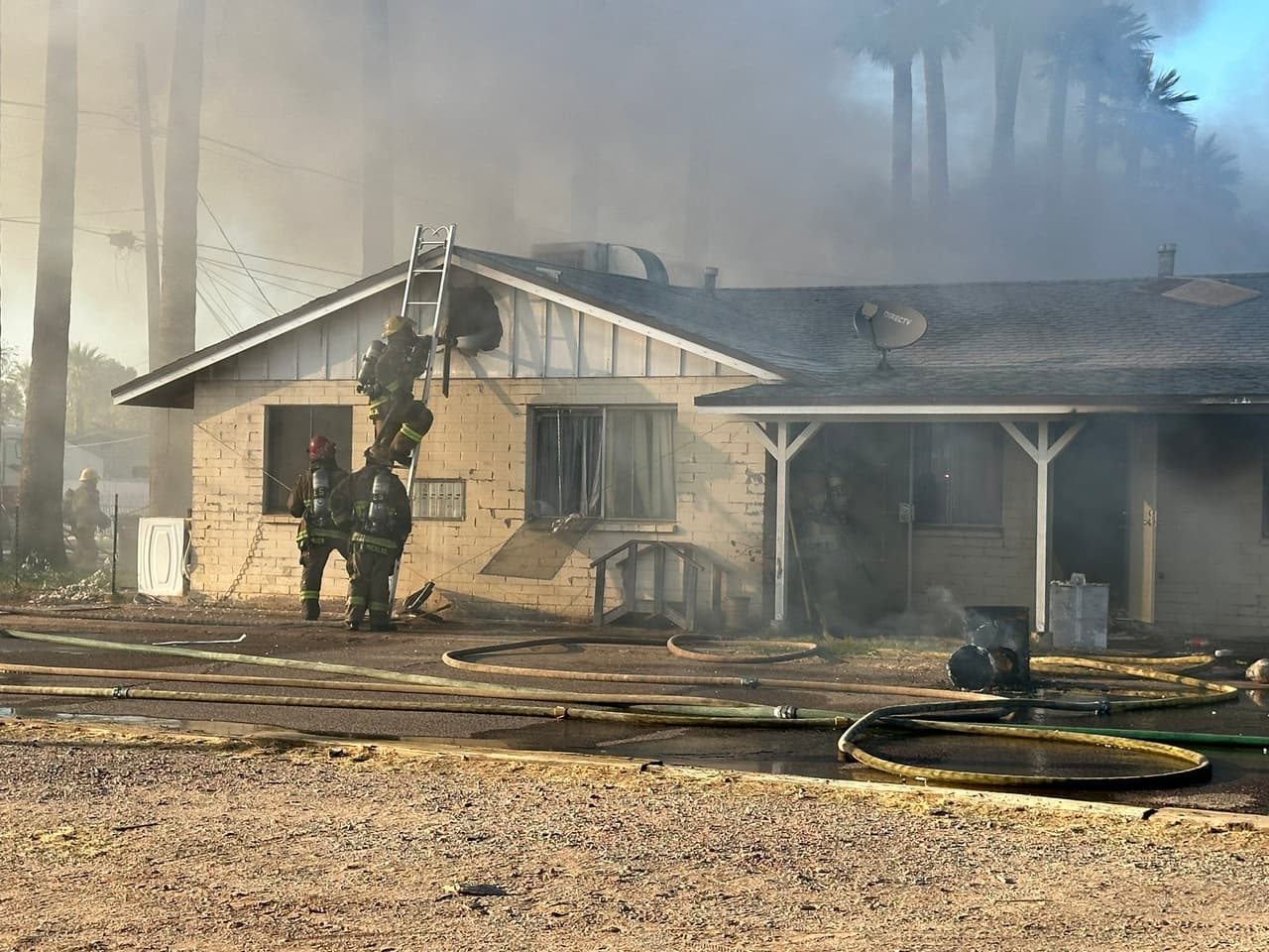 14 personas fueron desplazadas de su hogar en Phoenix debido a un voraz incendio que consumió seis apartamentos la tarde del lunes 16 de octubre. Bomberos tardaron horas en poder controlar las intensas llama. No se reportan heridos.