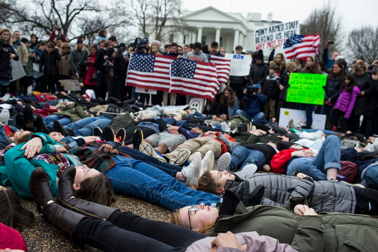 Decenas de estudiantes se manifestaron afuera de la Casa Blanca para pedir un mayor control de armas tras el tiroteo en una secundaria de Parkland, Florida, que dejó 17 muertos.