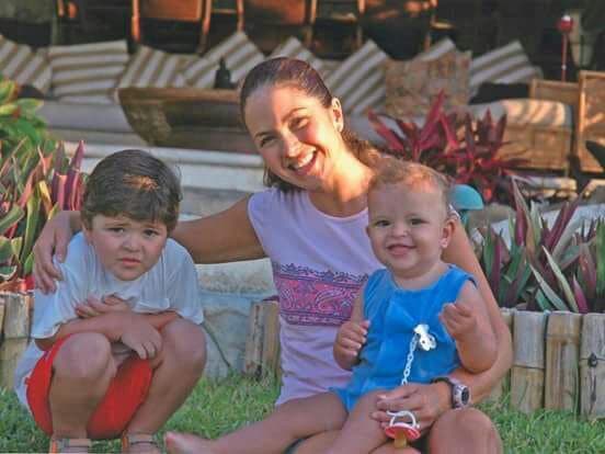 La también cantante se casó con 
<b>Manuel Mijares</b>, con quien procreó dos hijos, el pequeño Manuelito y la hermosa Lucero, demostrando que los niños son su punto débil, pues cada vez que habla de ellos se derrite de puro amor.