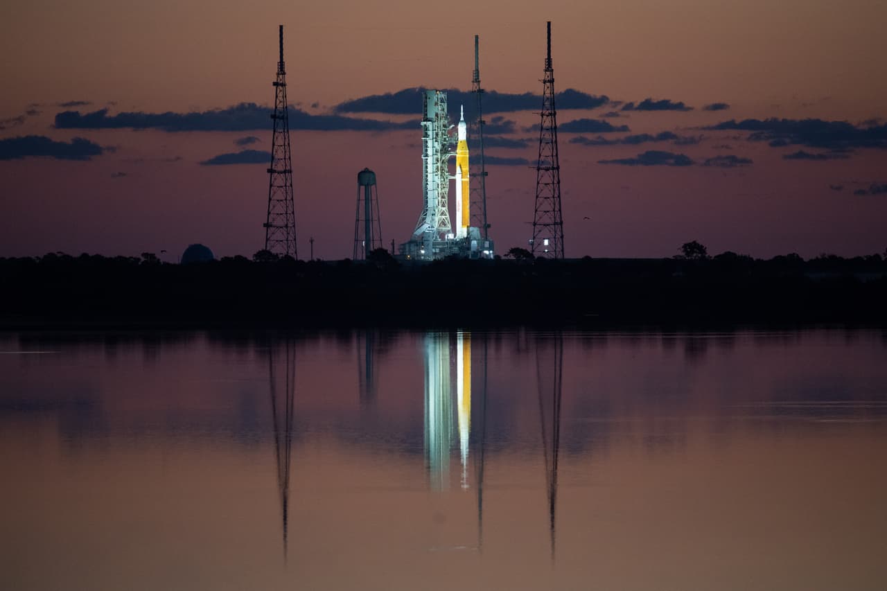 El primer lanzamiento de la Misión Artemis I estaba programado para el lunes 29 de agosto y se detuvo 2 horas antes de lo programado debido a una fuga de hidrógeno en uno de los cuatro motores del cohete.