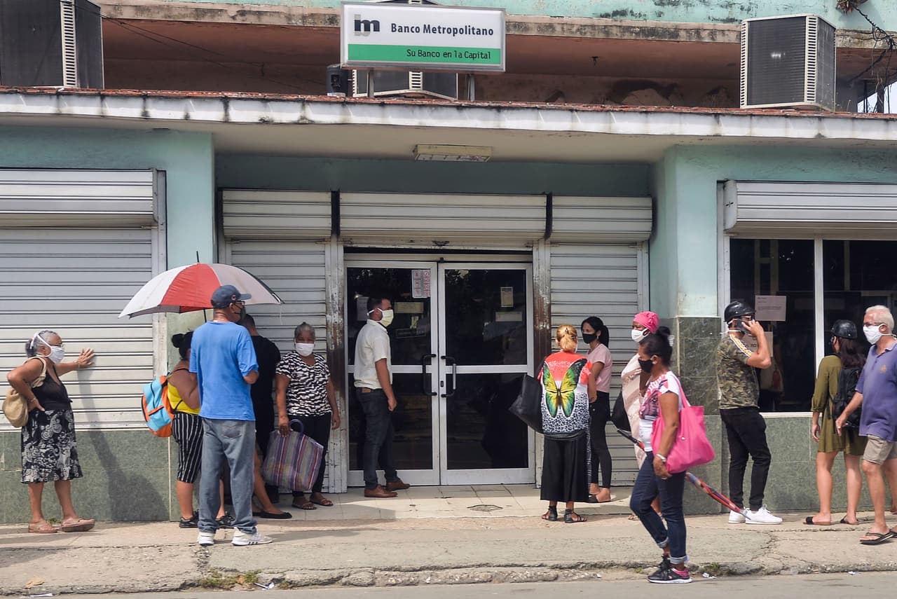 Cuba suspende temporalmente la aceptación de depósitos de dólares en efectivo en los bancos de la isla 