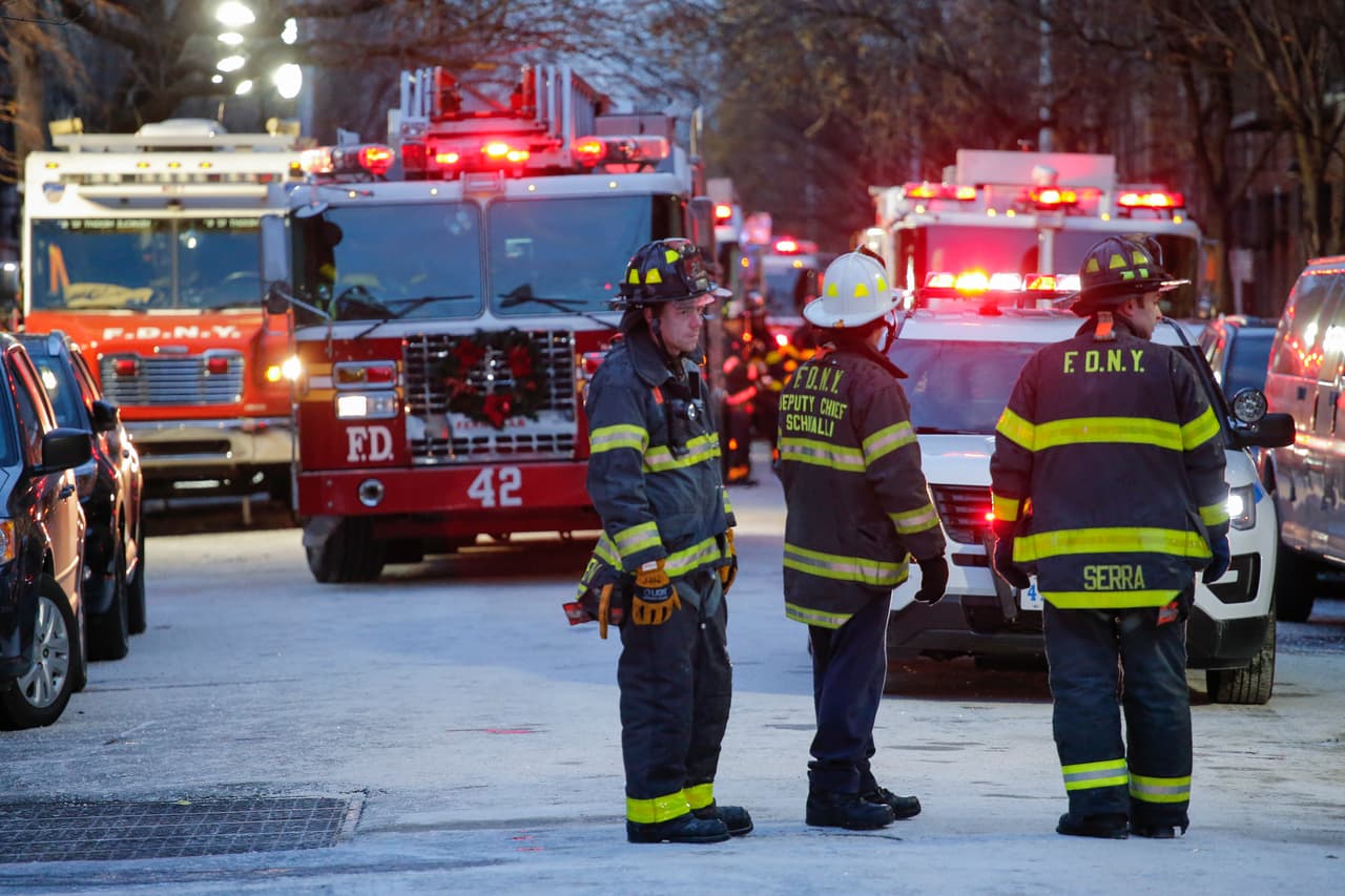 El personal del Departamento de Bomberos de Nueva York trabaja en la escena del incendio. Más de 170 bomberos respondieron al fuego de la noche.