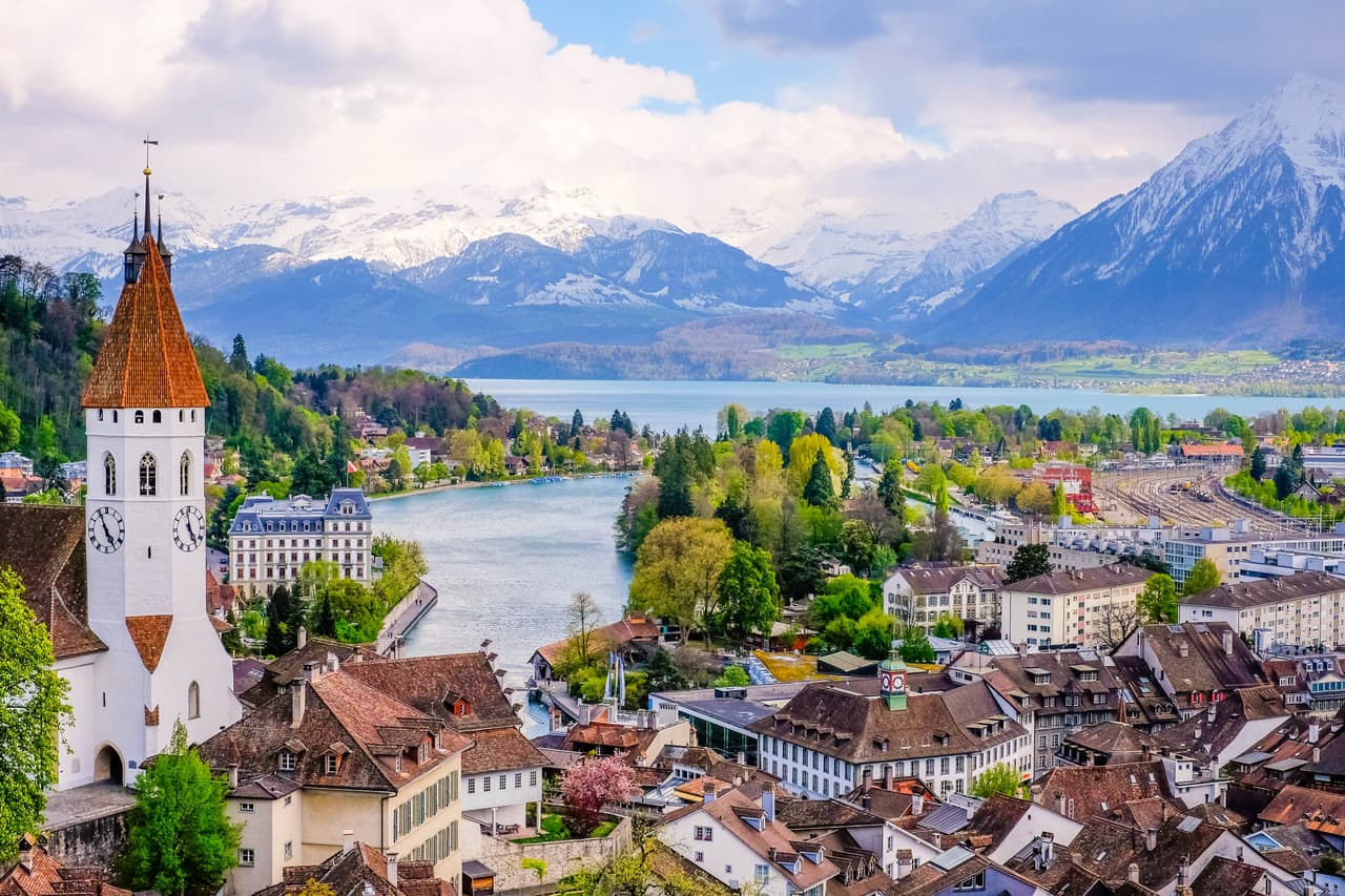 <b>Puesto 10. Suiza. </b>Tiene un INB de 58,138 dólares y aunque tiene una economía bastante diversa, el oro es una fuente importante de la riqueza de la nación. El sector bancario suizo atrae a adinerados de todo el mundo que se benefician de las leyes que lo han convertido en paraíso fiscal.