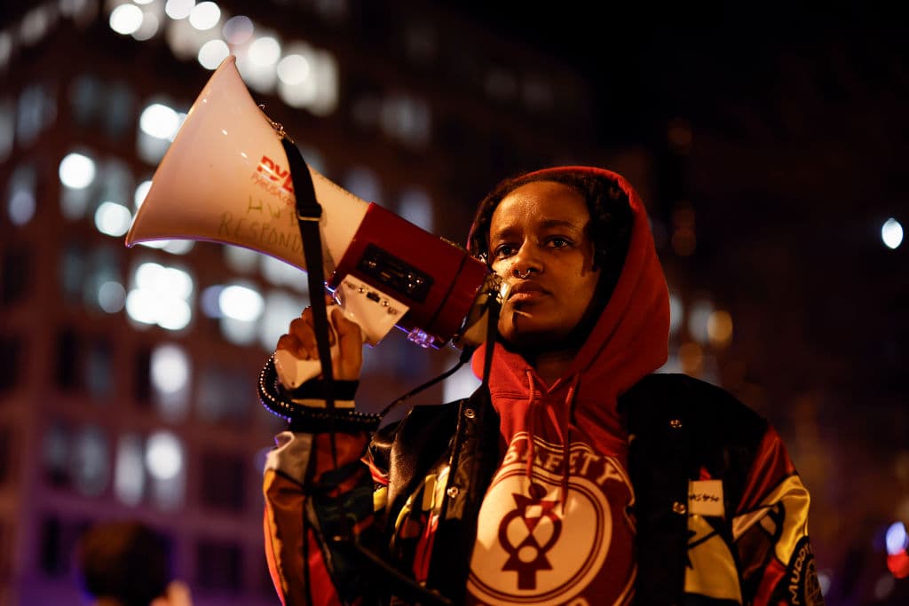 Los cinco exagentes acusados son Tadarrius Bean, Demetrius Haley, Desmond Mills Jr., Emmitt Martin III y Justin Smith. Todos fueron despedidos por los hechos. Además,
<b> el pasado jueves fueron detenidos y enfrentarán cargos de homicidio en segundo grado e incluso por rapto</b> debido a que en un momento la detención de Nichols se tornó ilegal.
<br>