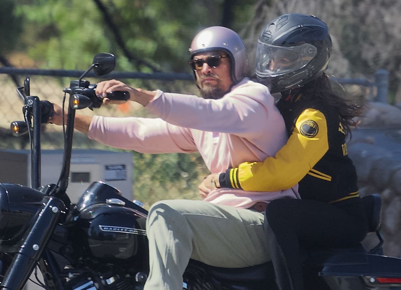 A finales de julio pasado, las especulaciones sobre un supuesto noviazgo entre ellos acrecentaron cuando 
<b><a href="https://www.univision.com/famosos/eiza-gonzalez-jason-momoa-relacion-moto" target="_blank">la pareja fue captada paseando en moto</a></b> en Malibú, California,
<br>