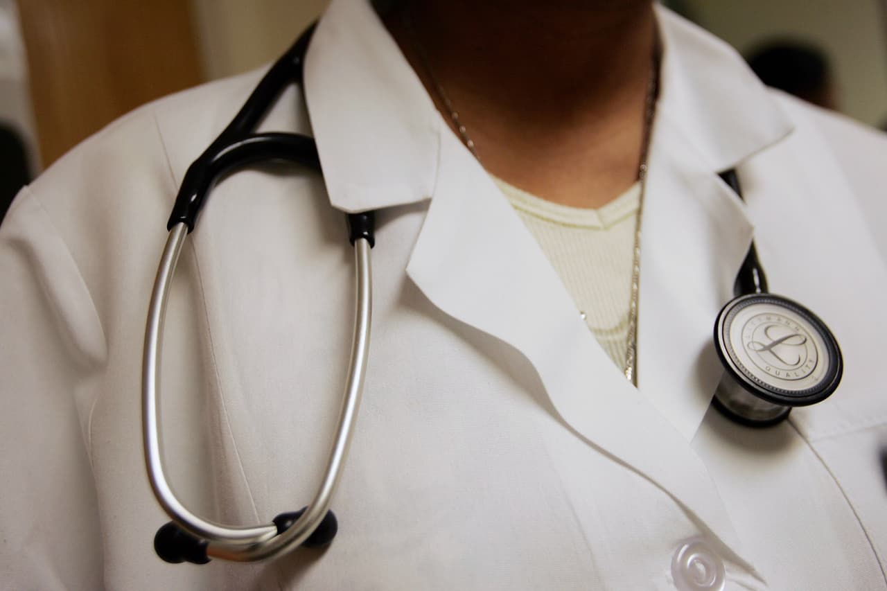 De acuerdo con el Índice de Gastos de Atención Médica, Estados Unidos es el país desarrollado que gasta más en cuidados médicos: en ocasiones, hasta más de $400,000 durante la vida de un estadounidense promedio. 
<br>
<br>Para determinar las condiciones 
<a href="https://www.univision.com/noticias/salud/estados-unidos-eeuu-estados-mayor-esperanza-de-vida-fotos">de salud</a> con costos médicos más altos en el país, el sitio 247WallSt.com revisó este índice, que mide el crecimiento en el costo por gasto de caso de la Cuenta Satélite de Atención Médica, un centro de estadísticas de la Oficina de Análisis Económico de EEUU (Bureau of Economic Analysis, en inglés) de acuerdo con su incremento en un lapso de 10 años. Estos son los resultados.